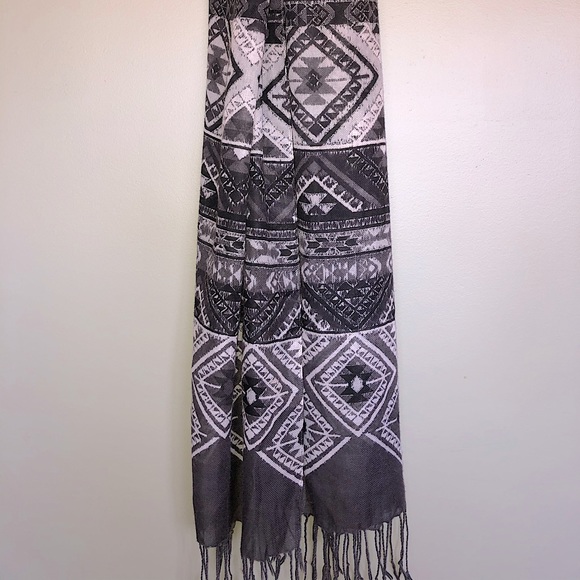 H&M patterned mauve scarf - Picture 3 of 3